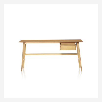 Tânia Writing Desk